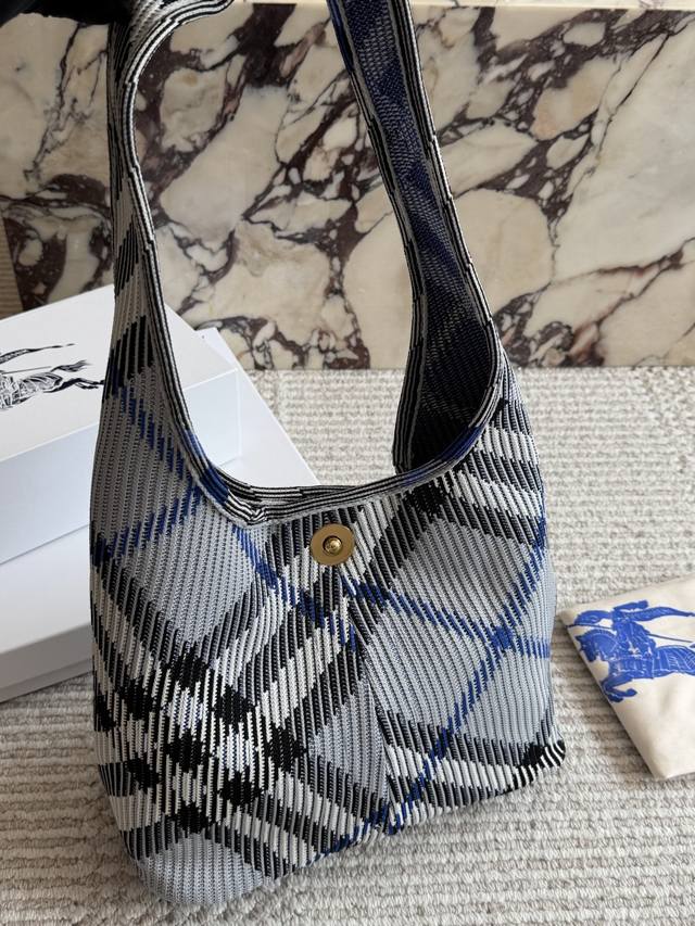 Burberry新款终于出货经典斜格纹太好看了B家最新柔软立挺的肩背包，选用棉质斜纹面料打造。于意大利工坊匠制而成，装饰精纺B家专属格纹。采用无内讨设计，质地轻