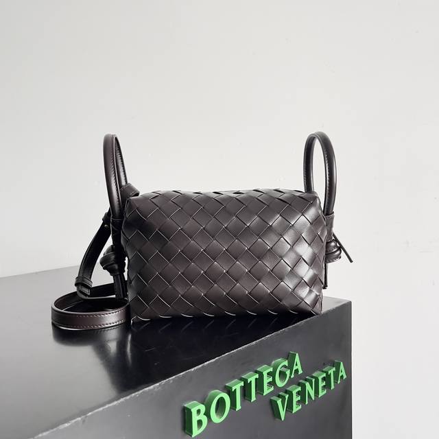 Bottega Veneta 新款Loop来啦！！喜欢Bv家的女孩子很多都拥有过Loop这一款包包吧，简约的外观，经典的编织，小巧轻便的包型，这一次的创新延续了