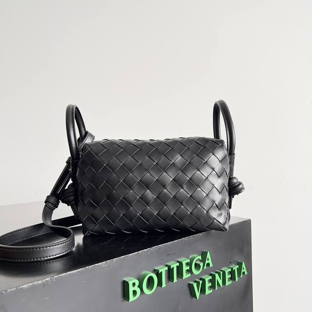Bottega Veneta 新款Loop来啦！！喜欢Bv家的女孩子很多都拥有过Loop这一款包包吧，简约的外观，经典的编织，小巧轻便的包型，这一次的创新延续了