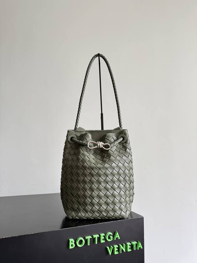 Bottega Veneta Andiamo编织水桶包，采用Intrecciato手工编织工艺，Nappa小羊皮材质，触感柔软细腻，金属绳结扣设计简约又有辨识度