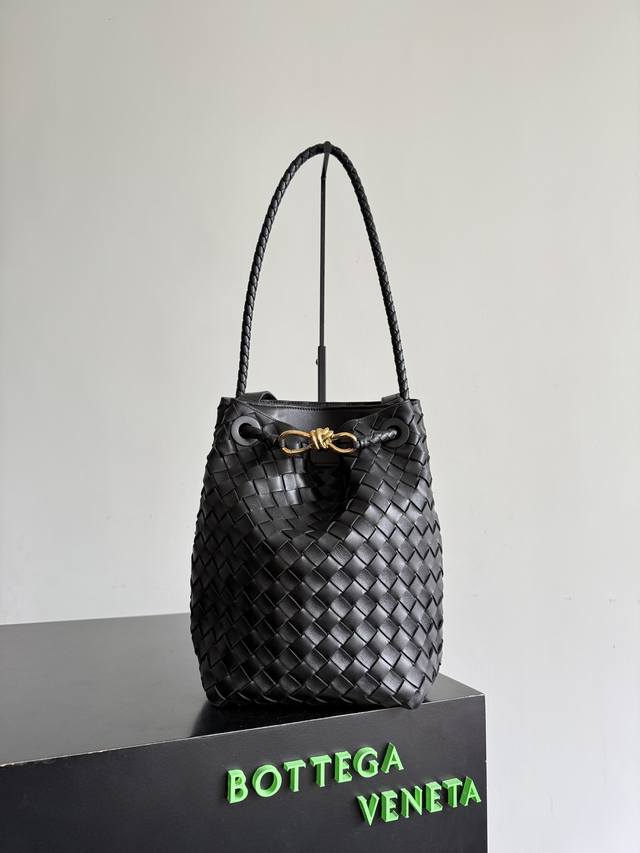 Bottega Veneta Andiamo编织水桶包，采用Intrecciato手工编织工艺，Nappa小羊皮材质，触感柔软细腻，金属绳结扣设计简约又有辨识度