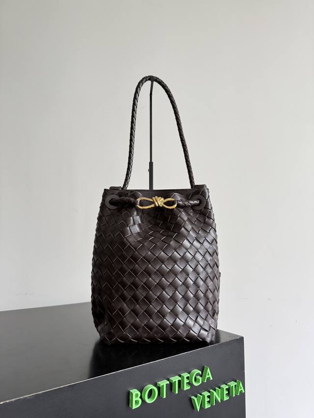 Bottega Veneta Andiamo编织水桶包，采用Intrecciato手工编织工艺，Nappa小羊皮材质，触感柔软细腻，金属绳结扣设计简约又有辨识度