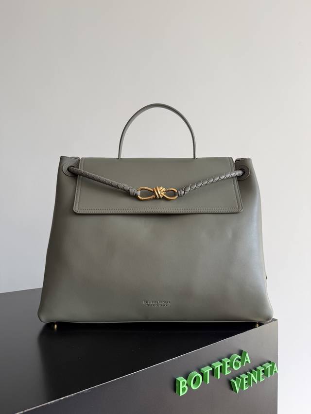 Bottegaveneta 最新款Ciao Ciao 包 丝滑牛皮双向翻盖手提包，饰有标志性扭结细节，隐藏式钩扣开合，翻盖可固定于前部，或连接到Intrecci