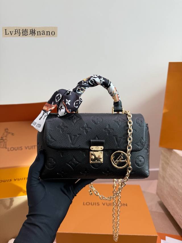 Lv Madeleine Nano手袋 Lv Madeleine Nano手袋，采用Monogram Empreinte 玛德琳压纹牛皮，质感满分。时髦又实用，