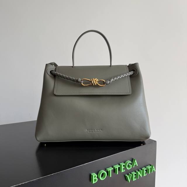 Bottegaveneta 最新款Ciao Ciao 包 丝滑牛皮双向翻盖手提包，饰有标志性扭结细节，隐藏式钩扣开合，翻盖可固定于前部，或连接到Intrecci