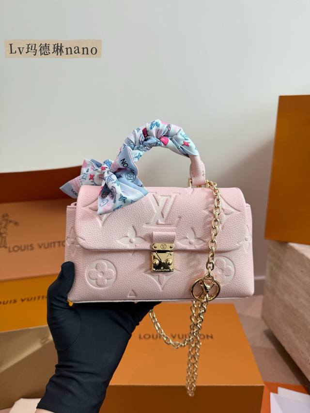 Lv Madeleine Nano手袋 Lv Madeleine Nano手袋，采用Monogram Empreinte 玛德琳压纹牛皮，质感满分。时髦又实用，