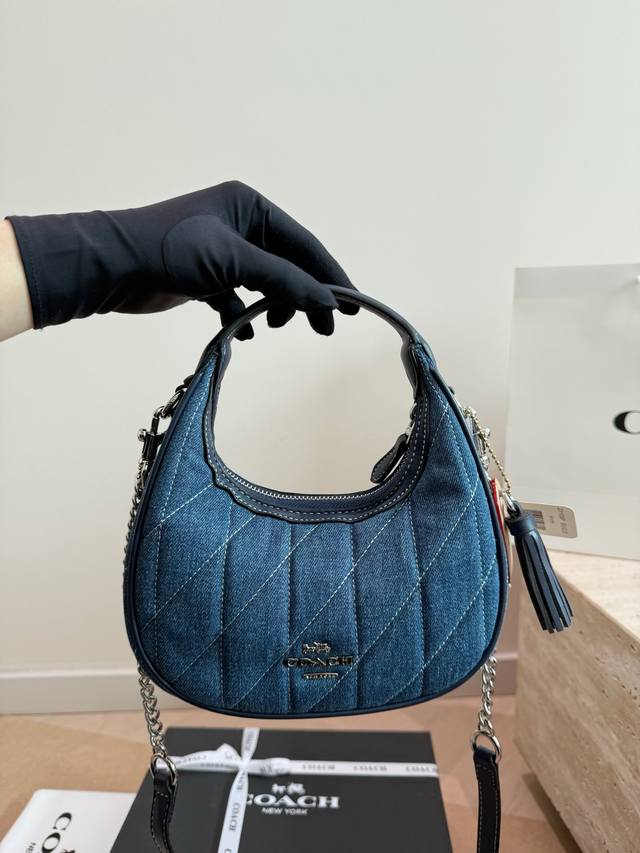 Coach Caemen豌豆链条腋下包 新品限时超低巨折特价 新款预定 Coach 最新款Carmen链条腋下包，Miumiu同款，小号带链条特别好看！尺寸约: