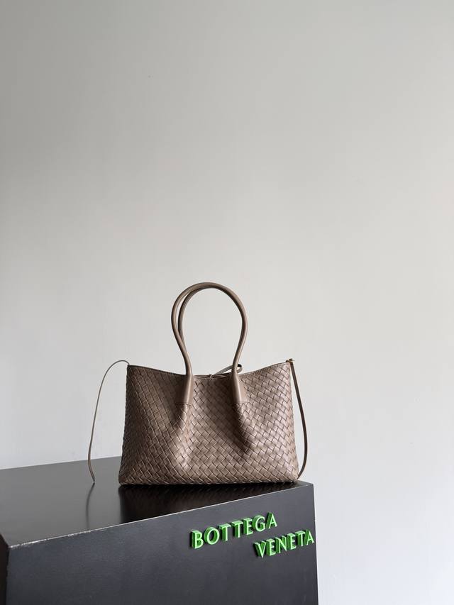 Bottega Veneta 中号pinacoteca托特包 自带法式优雅的pinacoteca终于出中号尺寸啦～相比之前的小号尺寸和大号尺寸，这个大小真的太日
