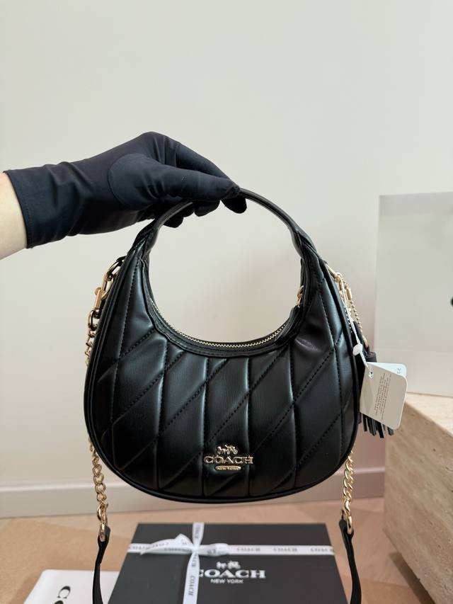 Coach Caemen豌豆链条腋下包 新品限时超低巨折特价 新款预定 Coach 最新款Carmen链条腋下包，Miumiu同款，小号带链条特别好看！尺寸约: