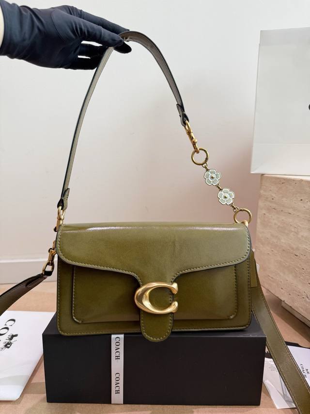 配挂件 Size：26Cm 配盒子 百搭神器 Tabby Coach 酒神Tabby 新颜色 超级好看！ 五金处Coach的刻字 满满的小细节 配置双肩带 高品