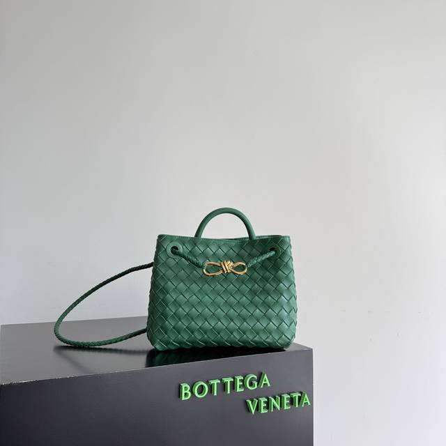 Bv的 新款Andiamo出货啦真的实火Bottega Veneta 本季推出的新款Andiamo编织手袋真的是火遍全球！！海内外明星纷纷上身，奥斯卡影后杨紫琼