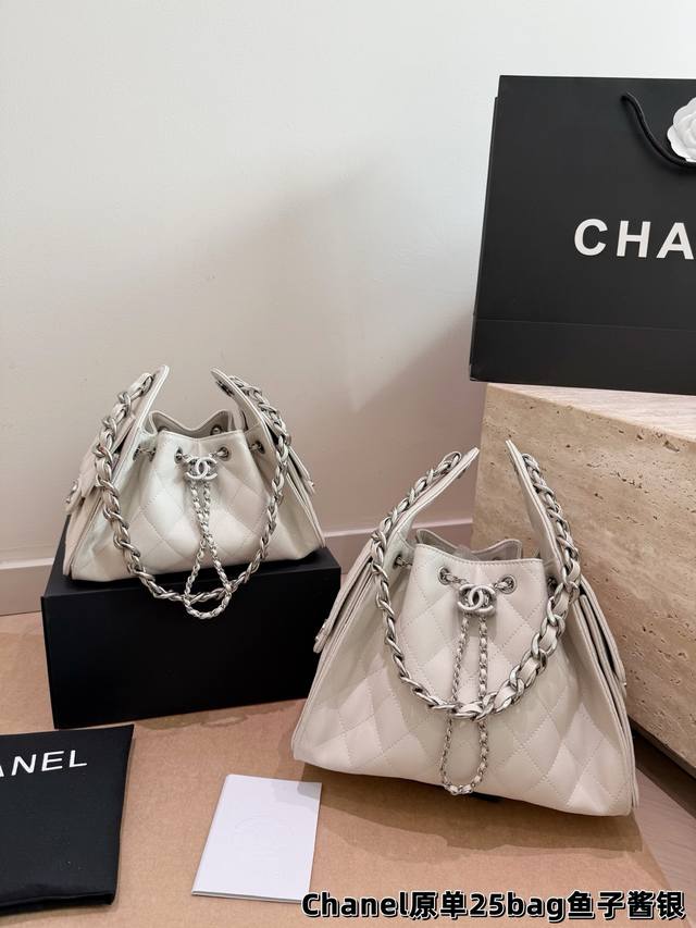 小号 迷你 配折叠盒 香奈儿Chanel 25Bag抽绳水桶包 Jennie是香奈儿带货女王吧～ 最近被Jennie 宠爱的25Bag整体是抽绳水桶包和 Hob
