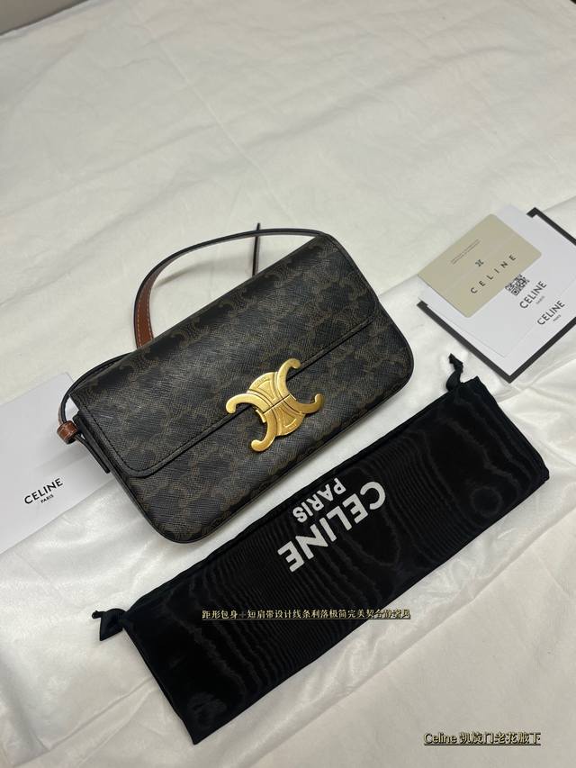 配折叠盒 这是 Celine 思琳 Triomphe凯旋门老花腋下包，也叫 Triomphe Canvasshoulder Bag， 是品牌标志性的经典款。Ce