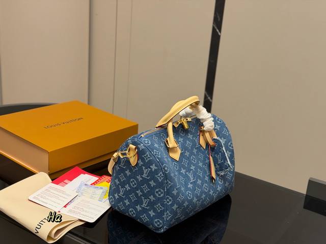配折叠盒飞机盒 Size：30*21Cm 快來看看Lv Speedy30 枕头包 尺寸30公分日常、旅行都適合 这个尺寸太喜欢了 真好用！也太 Cool！