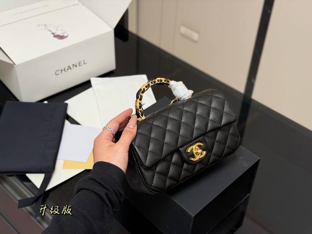 折叠盒飞机盒 Size：20*13Cm 香奈儿Mini Cf Handle 无论搭配还是容量都是没得说， 真的太可爱了！ 手提的Cf！