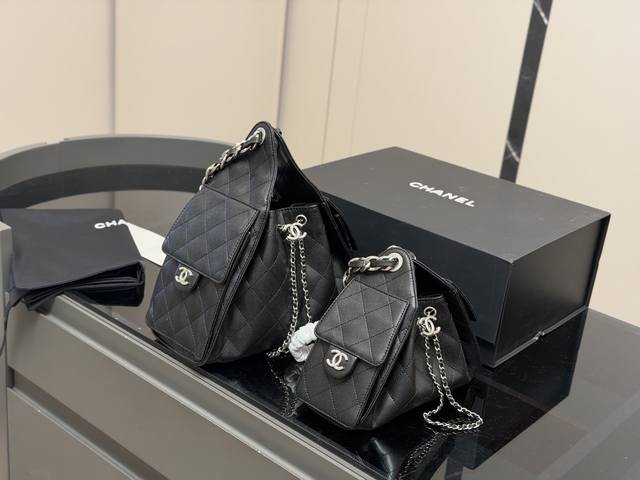 配折叠盒 Chanel 25Bag 小号真绝绝子 今年香奈儿25S系列简直美爆... 这只Hobo是个小号尺寸个人觉得比较日常 油蜡皮的质感颗粒没这么重反而很细