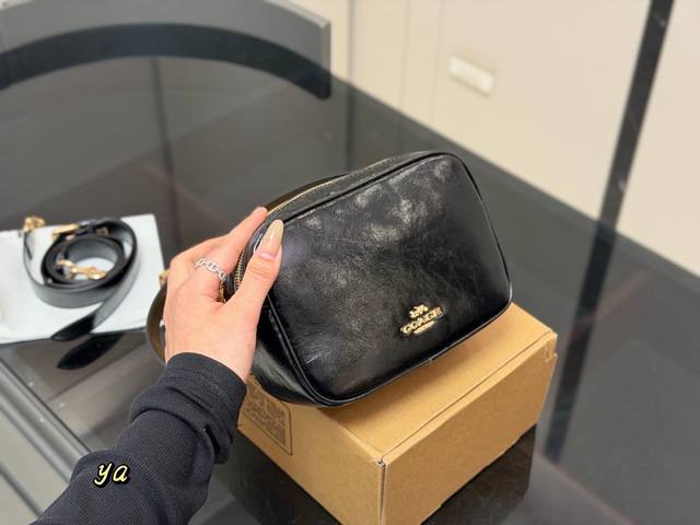 配盒 蔻驰相机 Jamie 新品 很百搭！很精致！ 小包包最近简直太火了 性价比超高！ 腋下很是加分！ 尺寸：19*14Cm