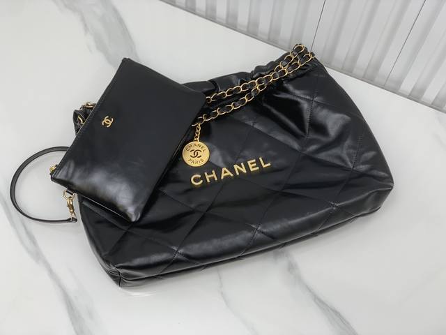 24C横款垃圾袋！ 也很受欢迎哦 作为这两年小香家的主打款，一直都深受各大明星喜爱！实用耐看经典不用说 推荐 原厂小牛皮 尺寸：43*30*8Cm 款号：448