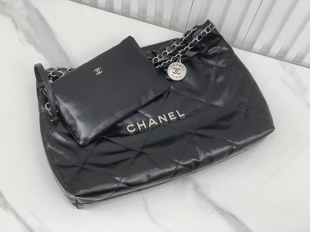 24C横款垃圾袋！ 也很受欢迎哦 作为这两年小香家的主打款，一直都深受各大明星喜爱！实用耐看经典不用说 推荐 原厂小牛皮 尺寸：43*30*8Cm 款号：448