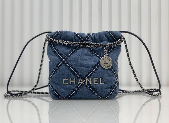 24p30Bag Mini 牛仔 22Bag Mini复古时髦牛仔风 洗水复古牛仔配以多股白色线及黑色线，使棱格更丰富更有立体感，包身棉柔手感柔软舒适，什么年龄