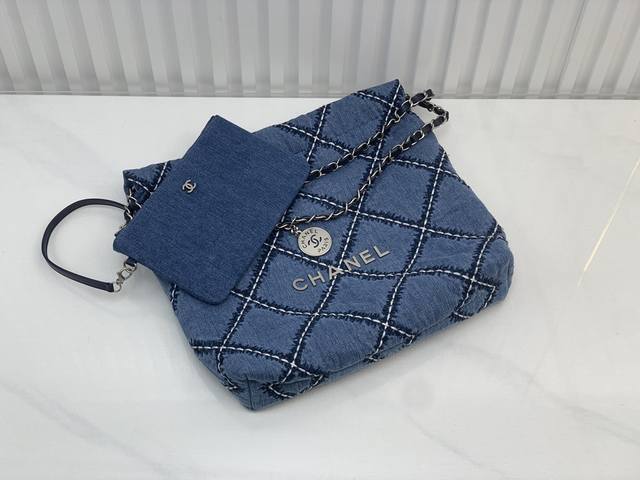 24p30Bag 牛仔小号 22Bag最帅的一枚 洗水复古牛仔配以多股白色线及黑色线，使棱格更丰富更有立体感，包身棉柔手感柔软舒适，什么年龄段都适合。设计感高级