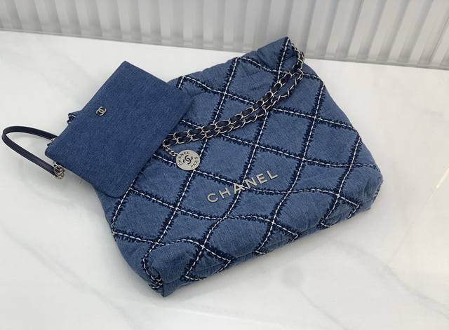 24p30Bag 牛仔中号 22Bag最帅的一枚 洗水复古牛仔配以多股白色线及黑色线，使棱格更丰富更有立体感，包身棉柔手感柔软舒适，什么年龄段都适合。设计感高级