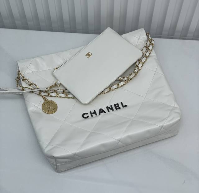 以年份命名的22Bag、如果你错过年度包王19Bag、答应我、不要再错过“它” 尺寸：35*37*7Cm 型号：3260白色 黑字