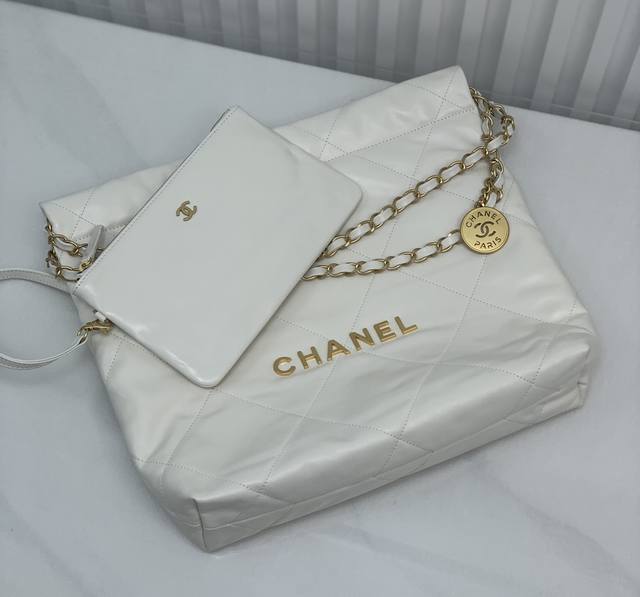 以年份命名的22Bag、如果你错过年度包王19Bag、答应我、不要再错过“它” 尺寸：35*37*7Cm 型号：3260白 金