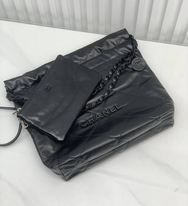 以年份命名的22Bag、如果你错过年度包王19Bag、答应我、不要再错过“它” 尺寸：35*37*7Cm 型号：3260黑 枪