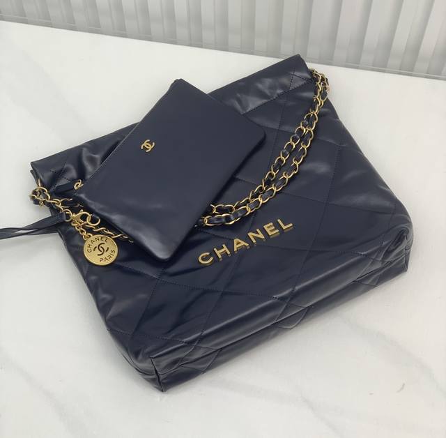 以年份命名的22Bag、如果你错过年度包王19Bag、答应我、不要再错过“它” 尺寸：35*37*7Cm 型号：3260深蓝 金