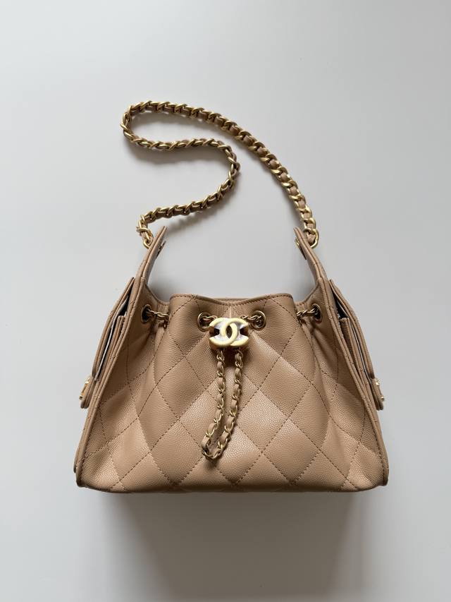 26C Hobo Bag 25Bag Mini 原厂版 本季最爆系列必属25Bag Hobo 采用菱格纹路精致规整，增添立体感与时尚感。整体水桶造型简约大方，线