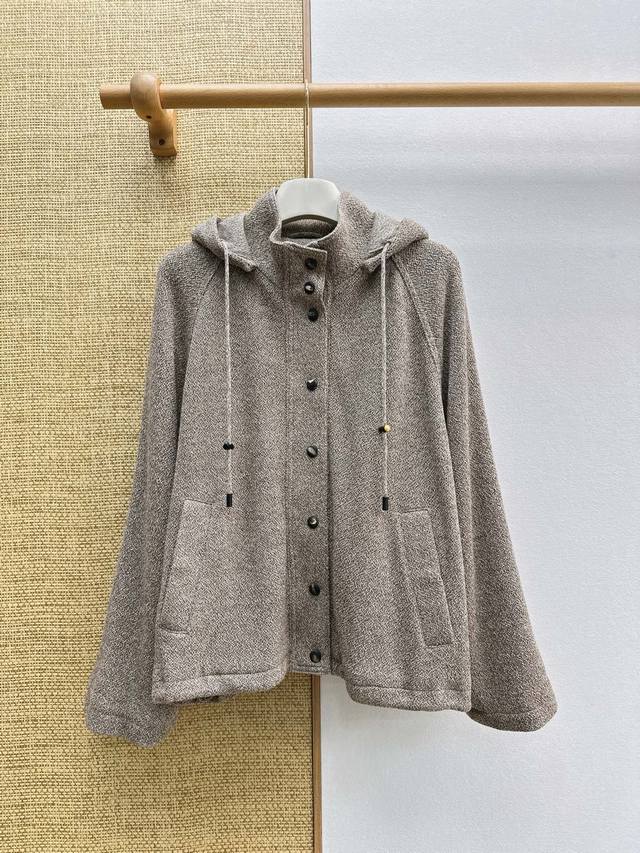 Lp20Ss 早春新品重磅羊毛真丝混灰色系连帽外套 落肩袖宽松廓形对各种身材都很友好 采用羊毛真丝亚麻混纺进口机织工艺 表面有细腻的混灰肌理感 触感柔软亲肤同时