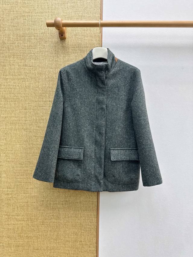 Lp20Ss 早春新品极简高智感穿搭旅行者外套 松弛感的老钱风穿搭 衣橱必备单品 定制墨绿色雪花点点羊毛面料细腻舒适 定制格纹内衬低调奢华气质优雅 气质小立领经