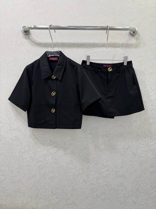 Gucc*26新款套装 黑色短袖短款外套+高腰短裤两件套套装。外套为翻领+双贴袋设计,短裤为A字版型,整体利落干练 搭配标志性金色双G五金,是视觉核心,提升轻奢 Gucc*26新款套装 黑色短袖短款外套+高腰短裤两件套套装。外套为翻领+双贴袋设计,短裤为A字版型,整体利落干练 搭配标志性金色双G五金,是视觉核心,提升轻奢