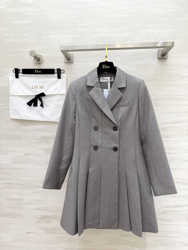Dio2 New Suit-Style Dress: Clean lines and a pleated skirt. The sophistication o