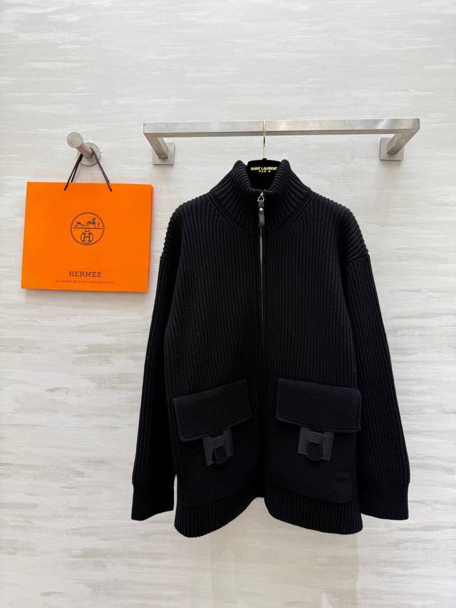 Herme新款 H口袋拼皮毛衣 乳白罗纹针织＋棕色皮革口袋 简约又有辨识度 100%美丽诺绵羊毛 柔软亲肤 秋冬穿超舒服！高领拉链设计保暖又方便 通勤休闲都能穿