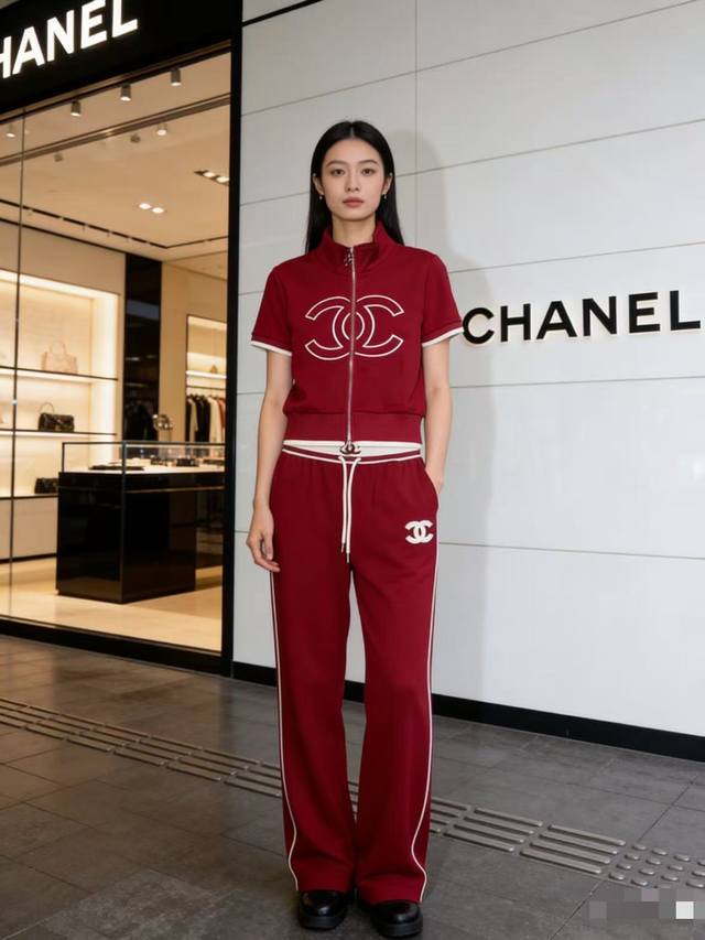 Set New Chanel-inspired minimalist color-blocked tracksuit. The clean lines adap