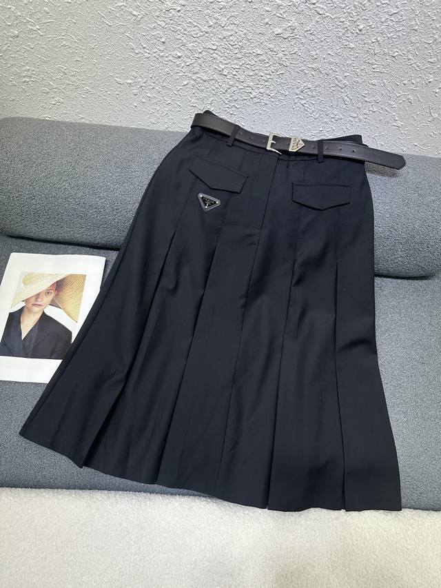 prada 普拉达2026夏季新款半身裙,A字摆压褶设计,搭配皮带高端大气,面料柔软舒适,2色Sml prada 普拉达2026夏季新款半身裙,A字摆压褶设计,搭配皮带高端大气,面料柔软舒适,2色Sml