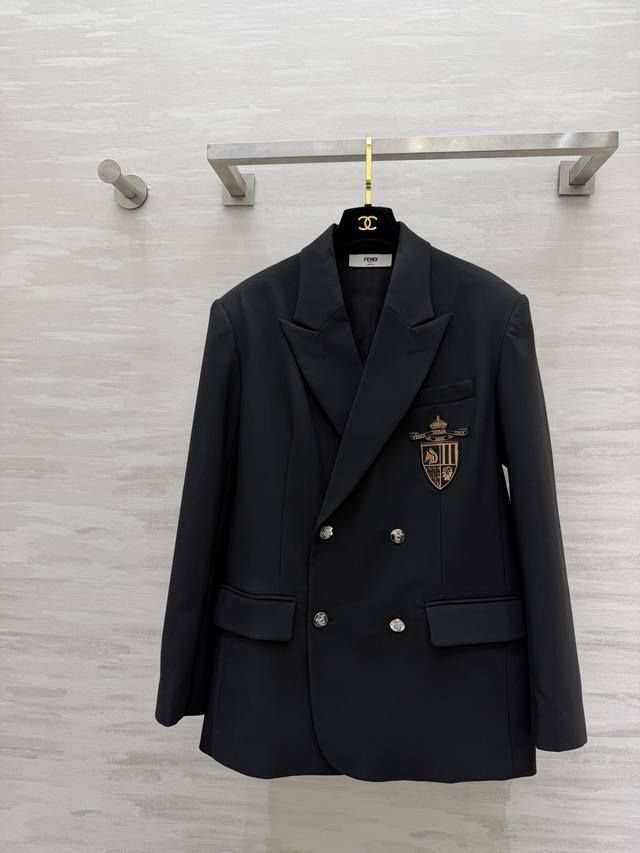 Fend2 Badge Suit: Wear aristocratic, academic style. Classic black double-breast