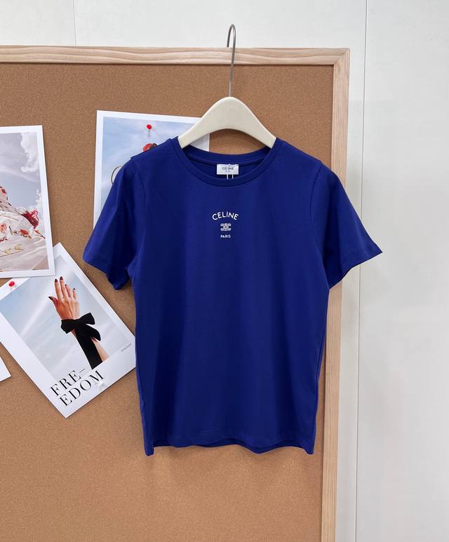 Celine2026Ss新款字母徽标印花短袖T恤。采用纯棉材质，柔软舒适，适合春夏穿着。胸前凯旋门 Logo低调有辨识度，简约设计超百搭，宽松版型男女都能轻松驾