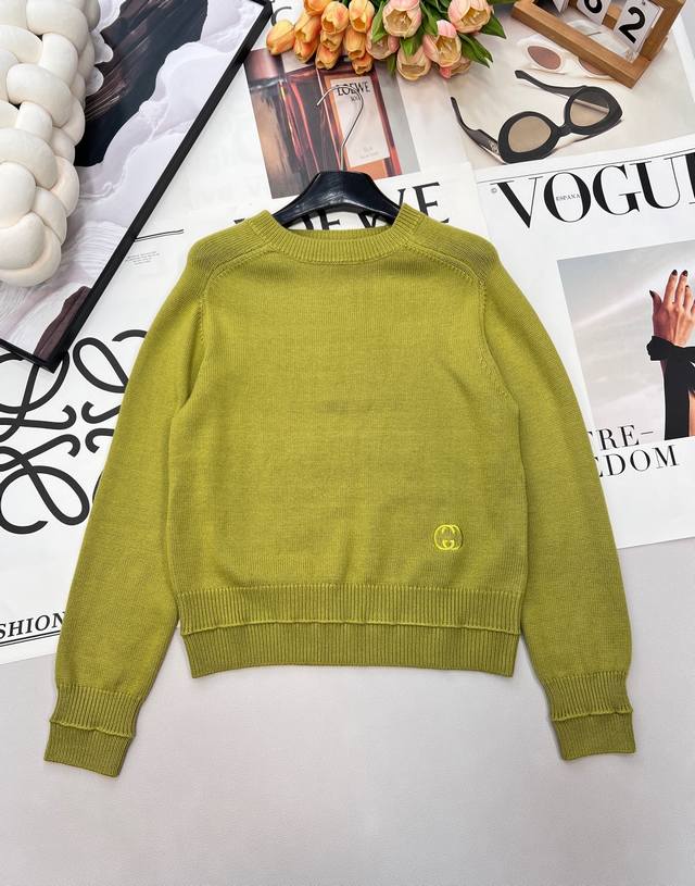 Gucci2025新款净版徽标针织套头毛衣,定制Yb羊毛针织材质,密度细针织造,舒适亲肤,圆领落肩剪裁,穿出慵懒松弛感,领袖口衣摆螺纹收紧,弹性十足穿着舒适,下 Gucci2025新款净版徽标针织套头毛衣,定制Yb羊毛针织材质,密度细针织造,舒适亲肤,圆领落肩剪裁,穿出慵懒松弛感,领袖口衣摆螺纹收紧,弹性十足穿着舒适,下