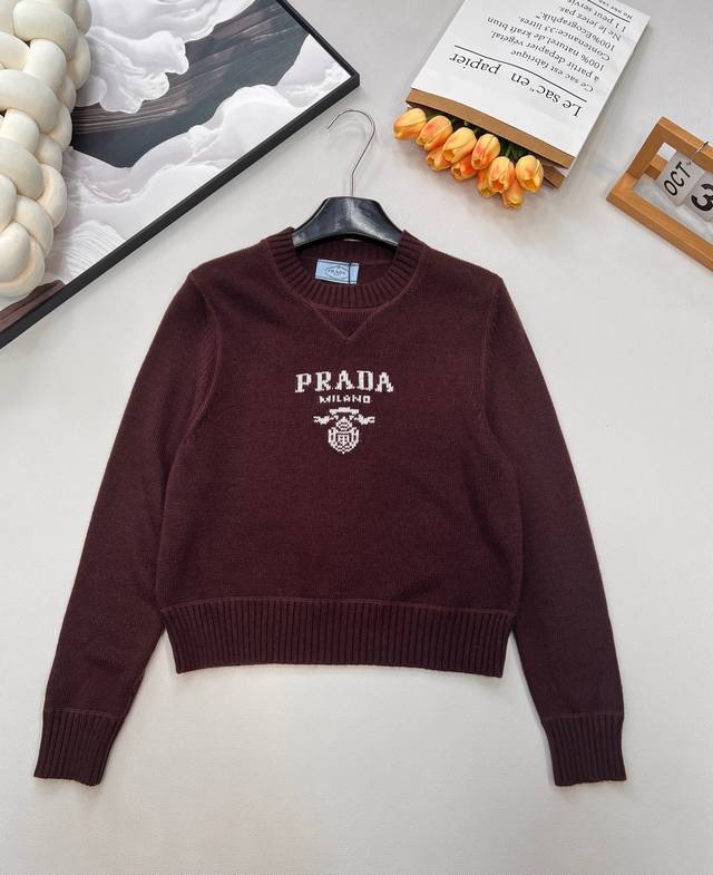prada普拉达新款字母徽标毛衣,经典了而且上身超舒服 面料超鸡柔软 绝了 小短款的款式很显瘦显小小一只胸前字母设计增加细节感下摆螺纹收口保暖性很好可以搭裤子和 prada普拉达新款字母徽标毛衣,经典了而且上身超舒服 面料超鸡柔软 绝了 小短款的款式很显瘦显小小一只胸前字母设计增加细节感下摆螺纹收口保暖性很好可以搭裤子和