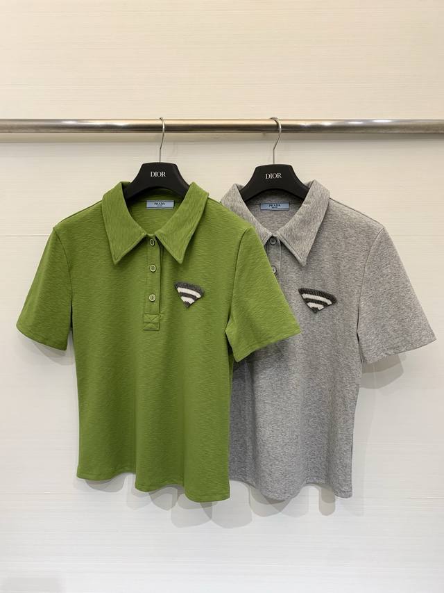 prada 26春夏新款 三角标polo短袖衫，短款剪裁，大翻领 可塑型铁线 设计，左胸饰有prada经典三角造型针织标，复古休闲、轻通勤，牛油果绿显白提气，适