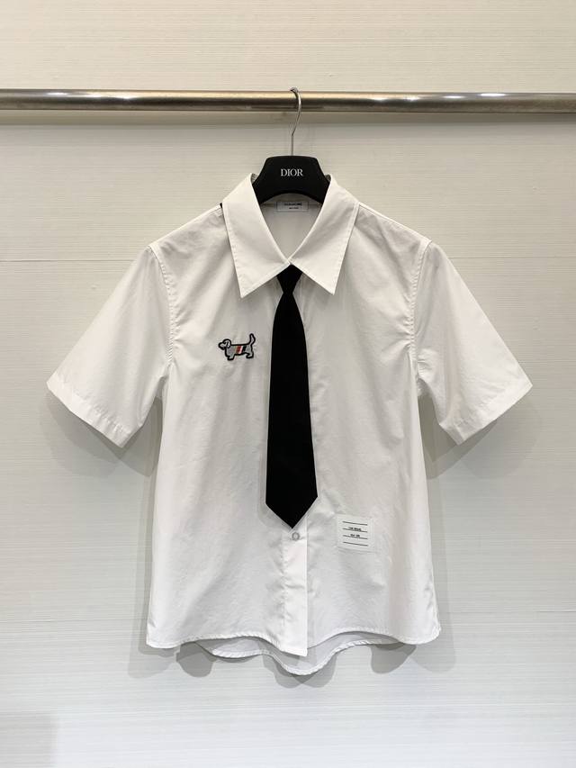 Tb Thom Browne 26春夏新款 腊肠狗刺绣领带短袖衬衣，宽松休闲的H型廓形，经典翻领设计，下摆微弧形更显灵动，左胸绣有品牌标志性腊肠狗图案 带红白蓝