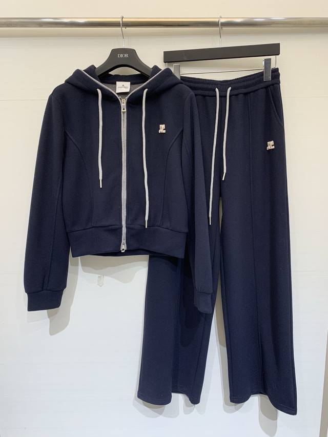 Courreges 26早春新款 连帽开衫卫衣套装，短款剪裁拉高腰线，修饰身材比例，连帽配撞色抽绳，金属拉链开合，胸前点缀Logo标识，简约又具辨识度，阔腿版型