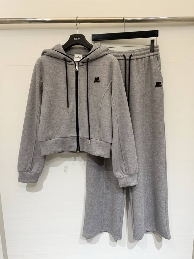 Courreges 26早春新款 连帽开衫卫衣套装，短款剪裁拉高腰线，修饰身材比例，连帽配撞色抽绳，金属拉链开合，胸前点缀Logo标识，简约又具辨识度，阔腿版型