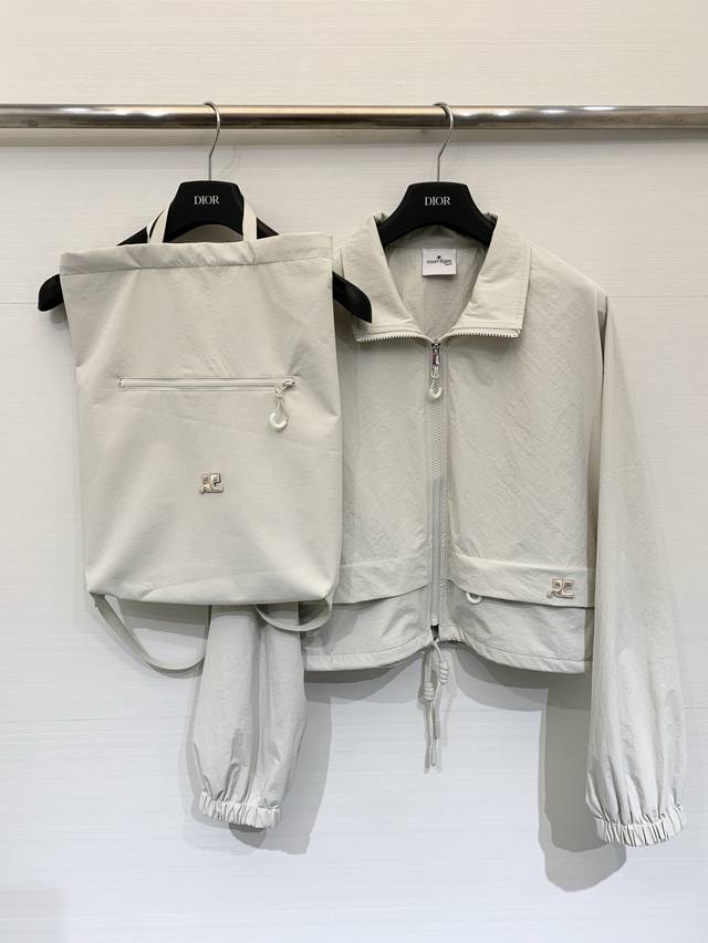CourrèGes 26春夏新款 短款夹克+同系列抽绳托特包套装，极简未来感与功能性结合，采用轻薄防风的尼龙面料，带有自然的垂坠感；宽松落肩的短款版型，有效优化