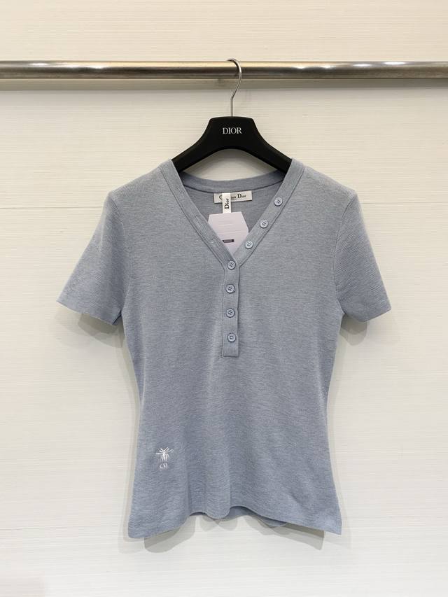 Dior Spring/Summer 2026 New V-neck fitted knit short-sleeved top with a small be