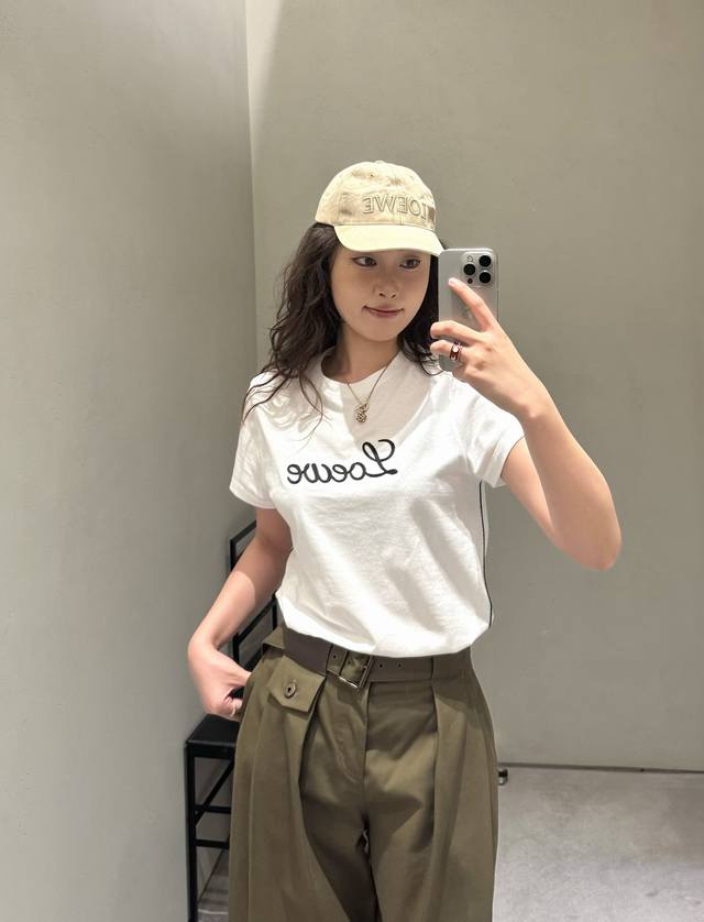 Loewe Spring/Summer 2026 New Embroidered Short-Sleeve T-Shirt. The embroidered l