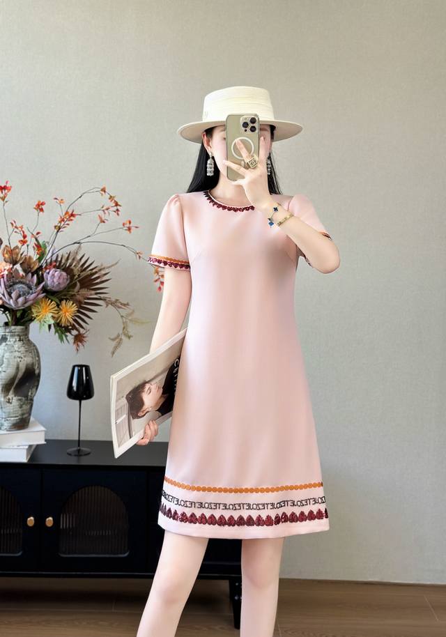 Dress Valentino New Style Dress, Elegant Fit, Slightly Fitted Waist, Heavy Embro